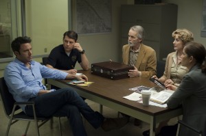 DF-11318_11319_COMP_R -- Nick (Ben Affleck, left) is questioned about the disappearance of his wife, Amy, by Detectives Boney (Kim Dickens, far right) and Gilpin (Patrick Fugit, in dark shirt), as Nick’s in-laws Marybeth and Rand Elliott (Lisa Barnes, David Clennon) look on.