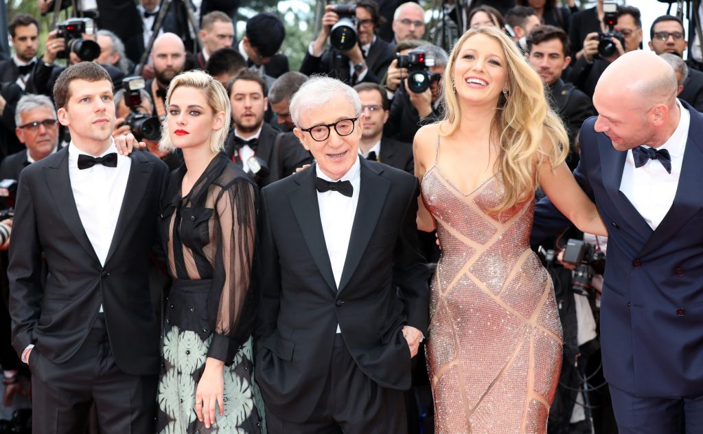 US director Woody Allen (C) pose with (fromL) US actor Jesse Eisenberg, US actress Kristen Stewart, US actress Blake Lively and US actor Corey Stoll as they arrive on May 11, 2016 for the screening of the film "Cafe Society" during the opening ceremony of the 69th Cannes Film Festival in Cannes, southern France. / AFP PHOTO / Valery HACHE