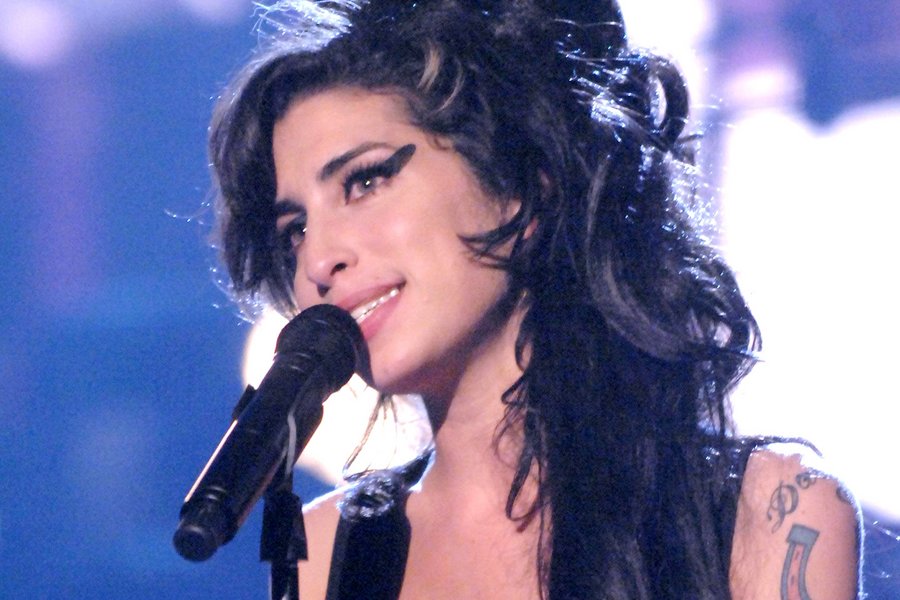 555a4c211aaec7043ea4d55f_t-amy-winehouse-cannes-film-festival-2015[1]