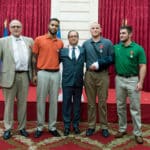 A-l-Elyse-e-le-24-aou-t-2015-de-core-s-par-Franc-ois-Hollande-avec-Chris-Norman-980×0