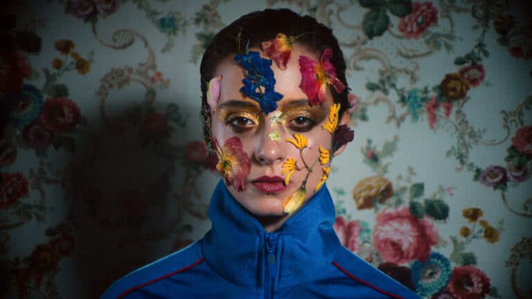 Copenhagen Cowboy une série de Nicolas Winding Refn avec une fille, des gangters et des néons