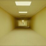Backrooms-Kane-Parsons_lecoindescritiquescine3